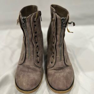 Women’s bootie to give you style and comfort.